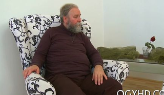 Старик вылизал молодую кискочку, пока её парень был вне дома
