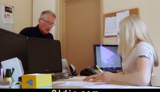Страстный инцест: дедок жестко оттрахал молодую внучку на столе