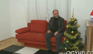 Старик отодрал молодую русскую девку до потери пульса
