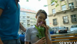 Податливая красотка трахает своего любовника глубоко горловым минетом